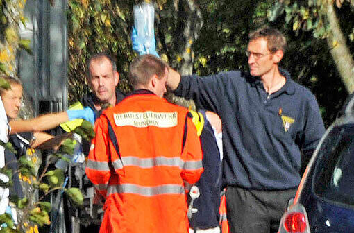Nach dem S-Bahn-Unfall in Perlach: Das schwer verletzte Mädchen wird medizinisch versorgt.