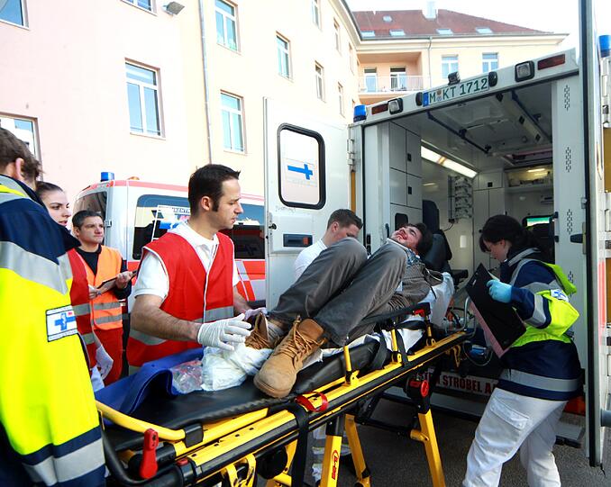 Ein schwerer Autounfall im Tunnel, klaffende Wunden, schreiende Verletzte: Rettungskräfte haben den Ernstfall im Richard-Strauss-Tunnel geprobt. Die AZ war dabei und hat den großen Übungseinsatz verfolgt.