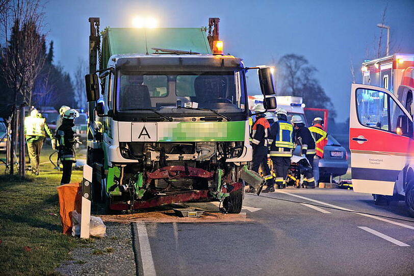 Ein Audi-Fahrer geriet auf der Bundesstraße bei Marquartstein auf die Gegenfahrbahn. Es kam zum Frontalzusammenstoß.