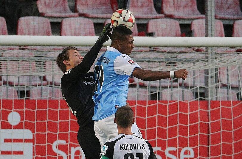 Der Moment des Torklaus: Rubin Okotie gewinnt das Luftduell, doch sein Treffer zählt nicht.