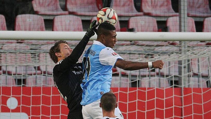 Der Moment des Torklaus: Rubin Okotie gewinnt das Luftduell, doch sein Treffer zählt nicht. Der Moment des Torklaus: Rubin Okotie gewinnt das Luftduell, doch sein Treffer zählt nicht.