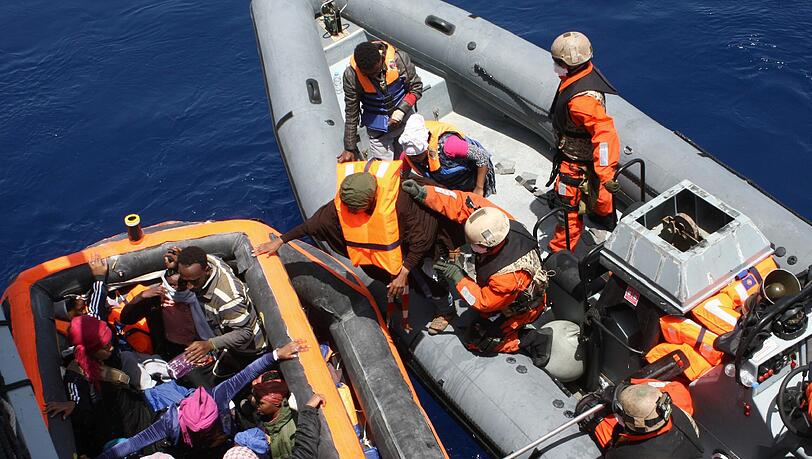 Die Bundeswehr beteiligt sich im Mittelmeer mit zwei Schiffen an der Seenotrettung. Die Soldaten haben nach Bergungsaktionen bereits mehrere Schleuserboote versenkt. Die Bundeswehr beteiligt sich im Mittelmeer mit zwei Schiffen an der Seenotrettung. Die Soldaten haben nach Bergungsaktionen bereits mehrere Schleuserboote versenkt.