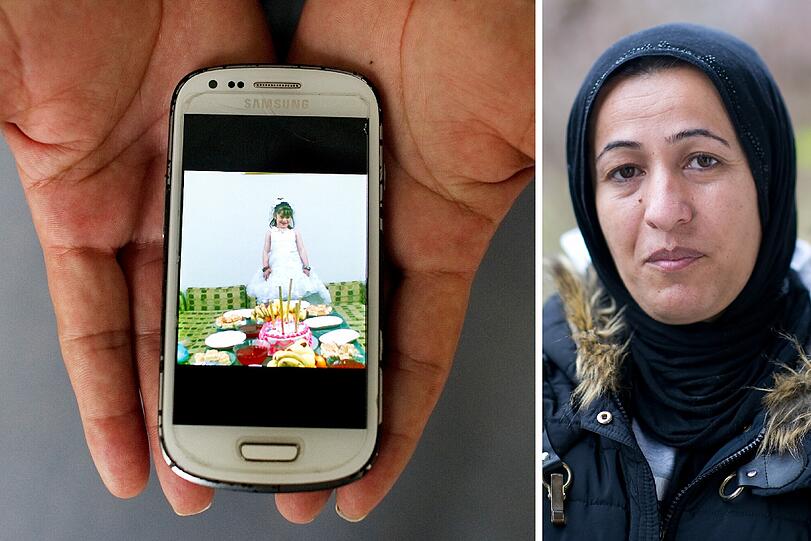 Kelsum (38) aus Qamishli in Syrien zeigt ein Foto von der Geburtstagsfeier ihrer kleinen Tochter Hilbi im ehemaligen Zuhause.