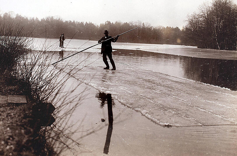 1913 schneiden "Eiserer" Eis am Badenburgsee im Nymphenburger Schlosspark &ndash; zum Bierkühlen.