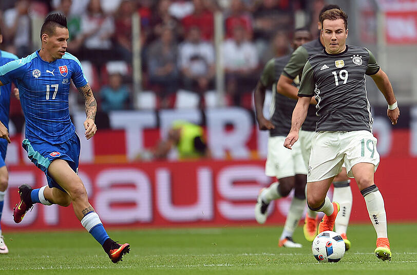 Mario Götze: Note 3. Wie einst im März beim 4:1 gegen Italien wird man den Eindruck nicht 
los, dass da ein ganz anderer Götze auf dem Platz steht als im  
Bayern-Trikot. Selbstbewusst, gelöst, mit Spielfreude und Drang zum  
Tor. Holte den Elfmeter heraus, der zum 1:0 führte. In Halbzeit zwei 
Stoßstürmer.