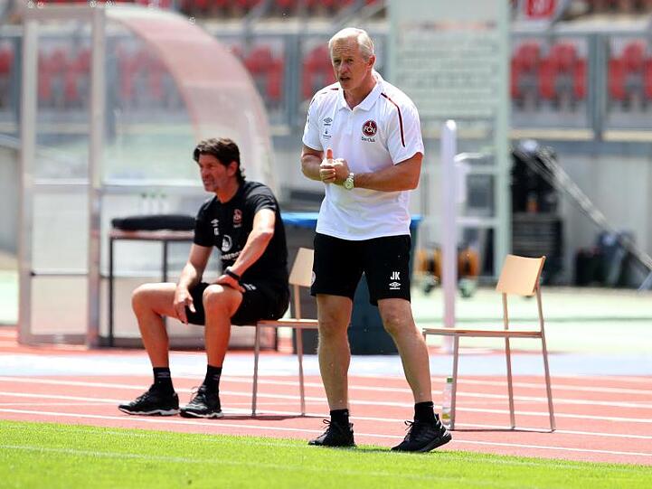 Jens Keller, Trainer von Nürnberg, reagiert an der Seitenlinie. Foto: Alexander Hassenstein/getty/Pool/dpa