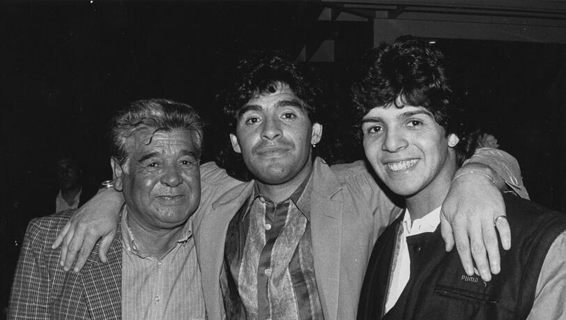 Drei Maradonas: Papa Diego, Diego und Bruder Raul (v.l.). Drei Maradonas: Papa Diego, Diego und Bruder Raul (v.l.).
