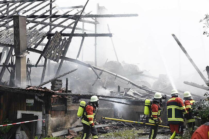 Etwa zehn Feuerwehren aus den Landkreisen Tölz, Starnberg und Weilheim bekämpften den Großbrand in der Nähe des Ostufers vom Starnberger See.