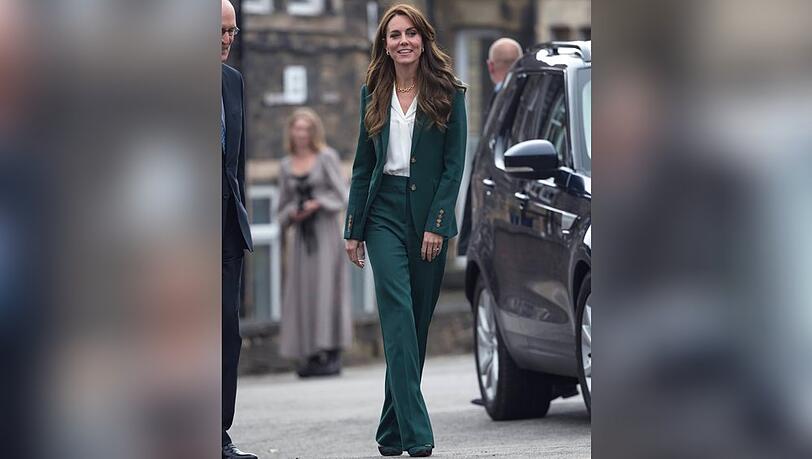 Kates Hosenanzug stammt aus dem Hause Burberry.