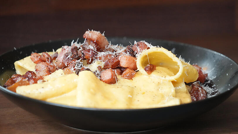 Diese Pasta Carbonara (an diesem Tag mal mit Paccheri-Nudeln) hat jetzt schon Fans in der ganzen Stadt.