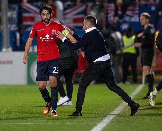 Haching-Kapitän Markus Schwabl (l.) mit seinem Vater Manfred, dem Präsidenten der SpVgg.