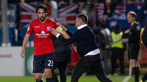Haching-Kapitän Markus Schwabl (l.) mit seinem Vater Manfred, dem Präsidenten der SpVgg.