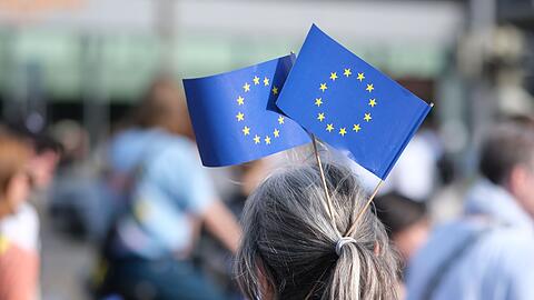 In Leipzig hieß es "Hand in Hand für Demokratie und Menschenrechte". Auch hier kamen zahlreiche Menschen um ein Zeichen gegen Rechtsextremismus zu setzten.
