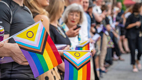 1500 Menschen kamen nach Angaben der Veranstalter zu der Queere-Demo mit Menschenkette in München.