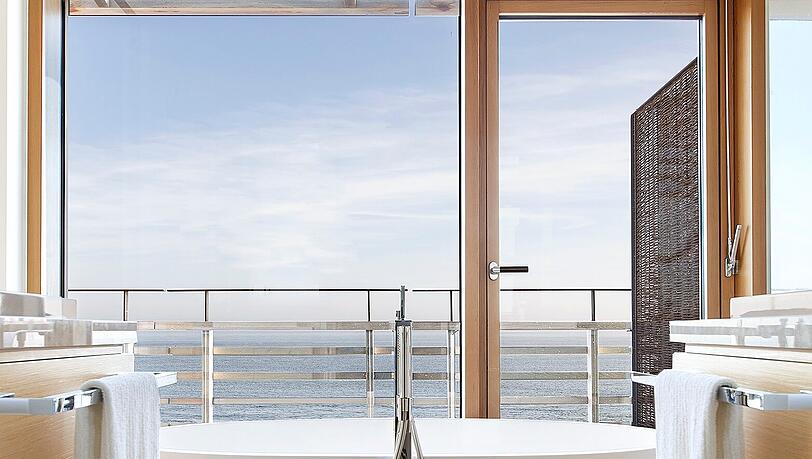 Sogar beim Baden in der Wanne kann man aufs Meer schauen.