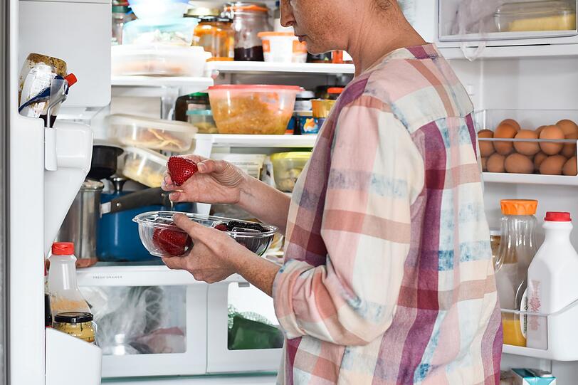 Schimmelige Lebensmittel sollten sofort weggeworfen werden. Schimmelsporen breiten sich schnell aus, auch &uuml;ber die Luft. Lassen Sie befallene Produkte nicht offen liegen. Pr&uuml;fen Sie angrenzende Lebensmittel auf Schimmel. Obst und Gem&uuml;se kann zur Sicherheit abgewaschen und anschlie&szlig;end gut abgetrocknet werden.