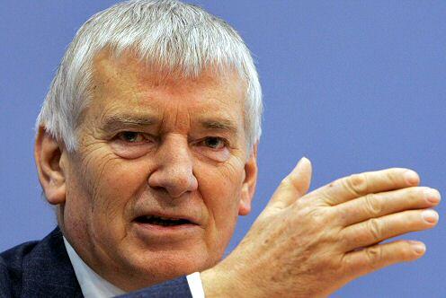 Ex-Innenminister Otto Schily teilte in seiner langen Karriere oftmals aus, musste aber auch einstecken. Den früheren BDK-Bundesvorsitzende Klaus Jansen kanzelte Schily während einer TV-Sendung öffentlich als einen Mann mit "relativ begrenztem Sachverstand" ab. Der Bund deutscher Kriminalbeamter erwog daraufhin eine Strafanzeige wegen Beleidigung.
 
Schily selbst musste sich beispielsweise 1993 von CDU-Politiker Dietmar Kansy als &bdquo;Mini-Goebbels" beschimpfen lassen.