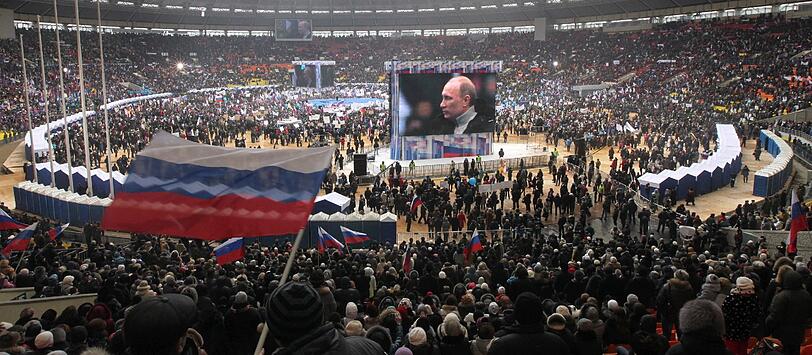 Zehntausende demonstrieren in Moskau für Putin: Bei den Wahlen am 4. März will er sich für eine dritte Amtszeit zum Präsidenten wählen lassen. Zwar bestehen kaum Zweifel an seinem Wahlsieg, doch erstmals seit seinem Aufstieg an die Staatsspitze im Jahr 2000 sieht er sich seit einigen Monaten mit einer breiten Oppositionsbewegung konfrontiert.