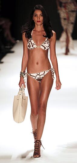 Bereits am Montag präsentierten heiße Models die Mode für das kommende Jahr.