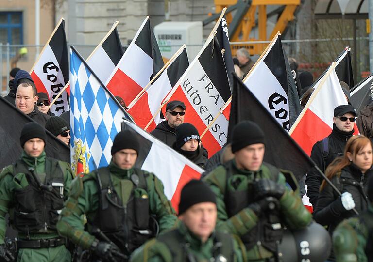 &bdquo;Wir gedenken der Opfer und nicht der Täter&ldquo;. Unter diesem Motte haben am Samstag etwa 300 Menschen in Wunsiedel
gegen einen Nazi-Aufmarsch protestiert. Die Bilder von der Demo!