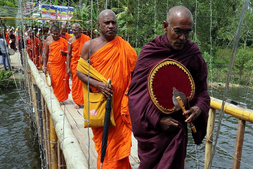 Zehn Jahre später gedenken Angehörige der Tsunami-Opfer in Indonesien