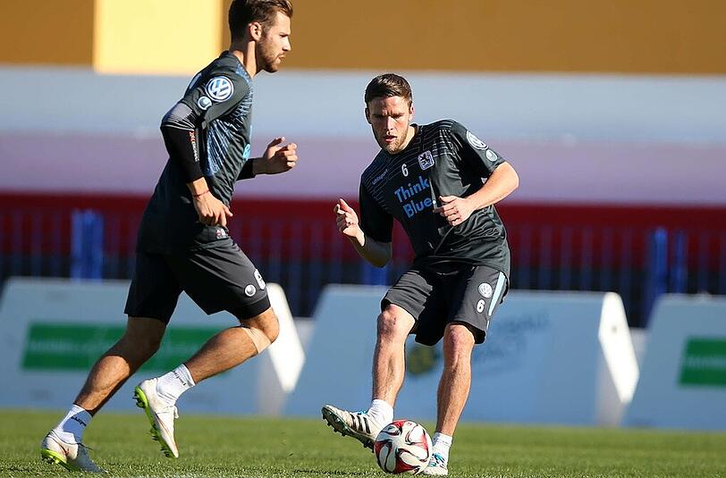 Dominik Stahl (re.) nimmt wieder am Mannschaftstraining des TSV 1860 teil.