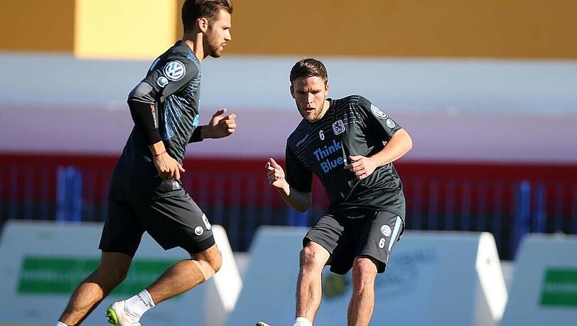 Dominik Stahl (re.) nimmt wieder am Mannschaftstraining des TSV 1860 teil. Dominik Stahl (re.) nimmt wieder am Mannschaftstraining des TSV 1860 teil.