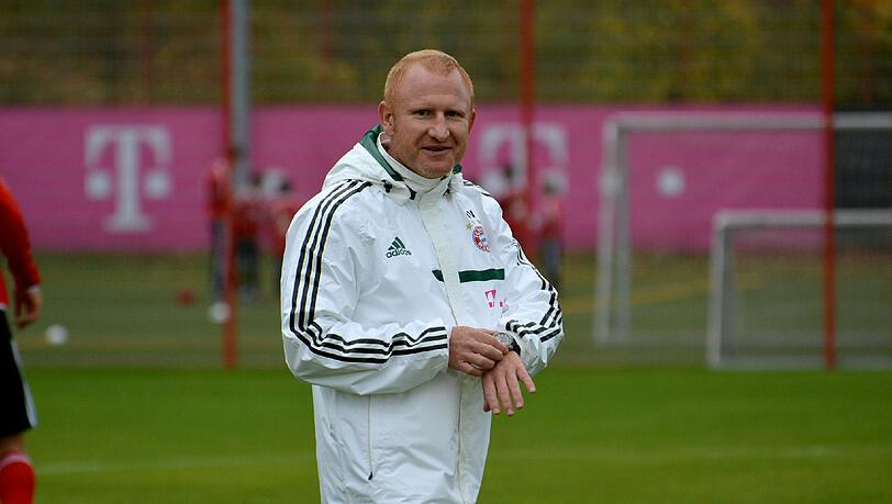 „Wenn Pep sich Zeit für ein Gespräch nimmt, ist das immer wunderschön“, sagt U23-Coach Heiko Vogel (r.) über Bayerns Cheftrainer. „Wenn Pep sich Zeit für ein Gespräch nimmt, ist das immer wunderschön“, sagt U23-Coach Heiko Vogel (r.) über Bayerns Cheftrainer.