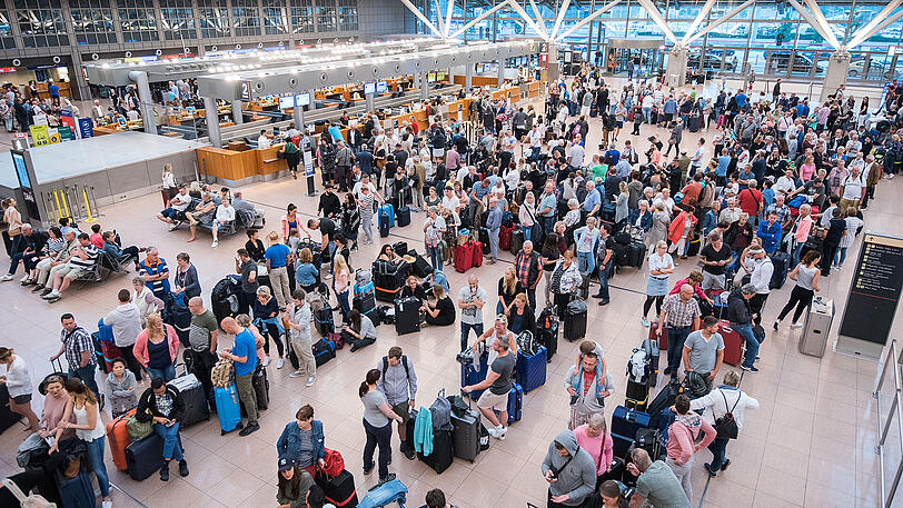 Ein Bild vom Montagmorgen: Reisende warten im Helmut-Schmidt-Airport.