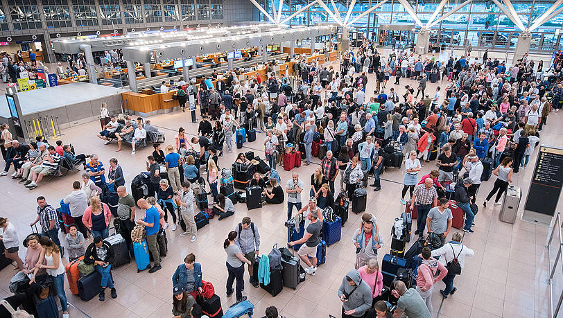 Ein Bild vom Montagmorgen: Reisende warten im Helmut-Schmidt-Airport. Ein Bild vom Montagmorgen: Reisende warten im Helmut-Schmidt-Airport.
