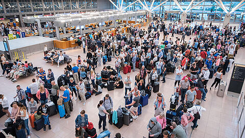Ein Bild vom Montagmorgen: Reisende warten im Helmut-Schmidt-Airport.