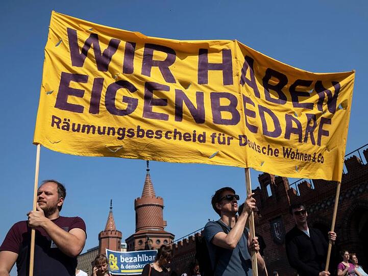 Demonstration gegen steigende Mieten in Berlin: "Wir haben Eigenbedarf".