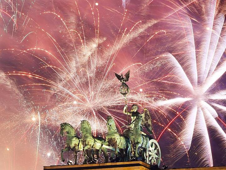 Schön, aber mit viel Feinstaub: Feuerzauber bei Deutschlands größter Silvesterparty am Brandenburger Tor in Berlin.