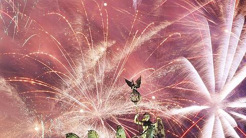 Schön, aber mit viel Feinstaub: Feuerzauber bei Deutschlands größter Silvesterparty am Brandenburger Tor in Berlin.