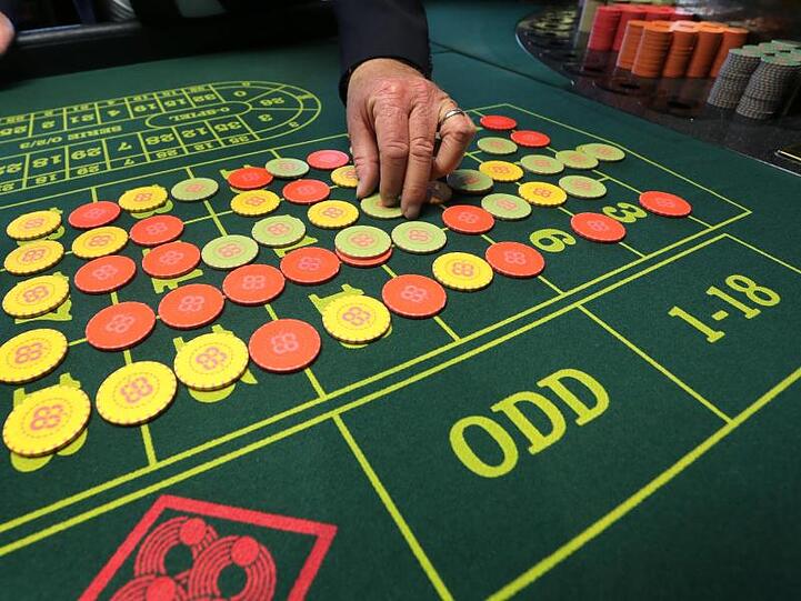Ein Mitarbeiter der Spielbank Lindau setzt Jettons auf einen Roulette-Tisch. Foto: Karl-Josef Hildenbrand/Archiv
