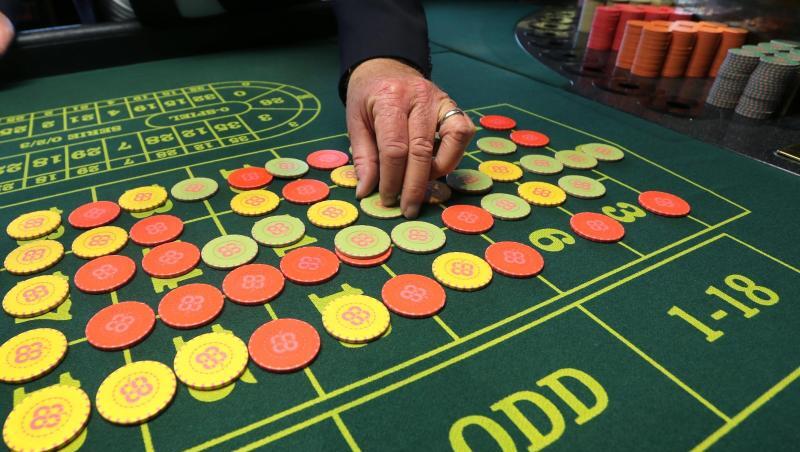 Ein Mitarbeiter der Spielbank Lindau setzt Jettons auf einen Roulette-Tisch. Foto: Karl-Josef Hildenbrand/Archiv Ein Mitarbeiter der Spielbank Lindau setzt Jettons auf einen Roulette-Tisch. Foto: Karl-Josef Hildenbrand/Archiv