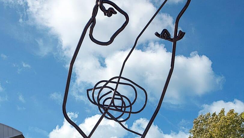 Flaka Halitis Stahlrohrskulptur vor dem Berufschulzentrum an der Ruppertstraße.