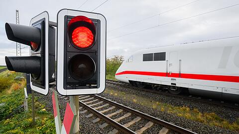 Über Ostern werden sowohl die Schnellbahnstrecke Stuttgart-Mannheim als auch die Rheintalbahn zwischen Karlsruhe und Basel wegen Sanierungsarbeiten gesperrt. (Archivbild)