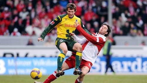 Benny Lauth will am Sonntag trotz gebrochener Hand spielen. Benny Lauth will am Sonntag trotz gebrochener Hand spielen.