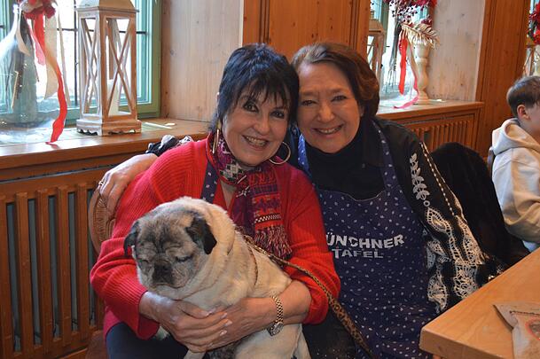 K&auml;fer-Witwe Uschi Ackermann (l.) mit Mops Willy und Opernstar Edda Moser.