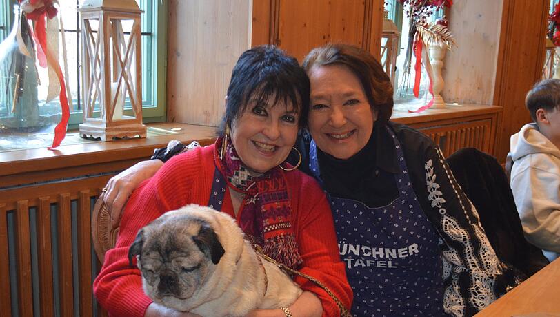 K&auml;fer-Witwe Uschi Ackermann (l.) mit Mops Willy und Opernstar Edda Moser.