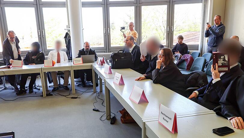 Die Beschuldigten mit ihren Anw&auml;lten im Saal des Amtsgerichtes Schwabach. (Archivbild)
