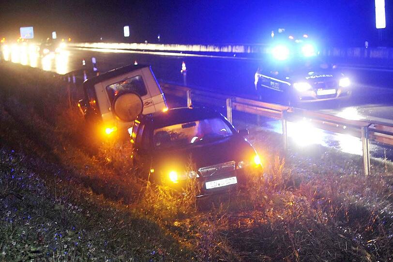BAB A 94 zw. AS Forstinning und Hohenlinden: Wegen Eisglätte während eines starken Graupelschauers kam es auf dem zwei Kilometer langen Streckenabschnitt zu mehreren Verkehrsunfällen.