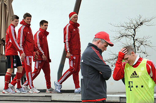 Am "Tag danach" nehmen die Bayern den Trainingsbetrieb wieder auf. Die Stimmungslage ist dabei deutlich erkennbar - die Bilder von der Säbener Straße .