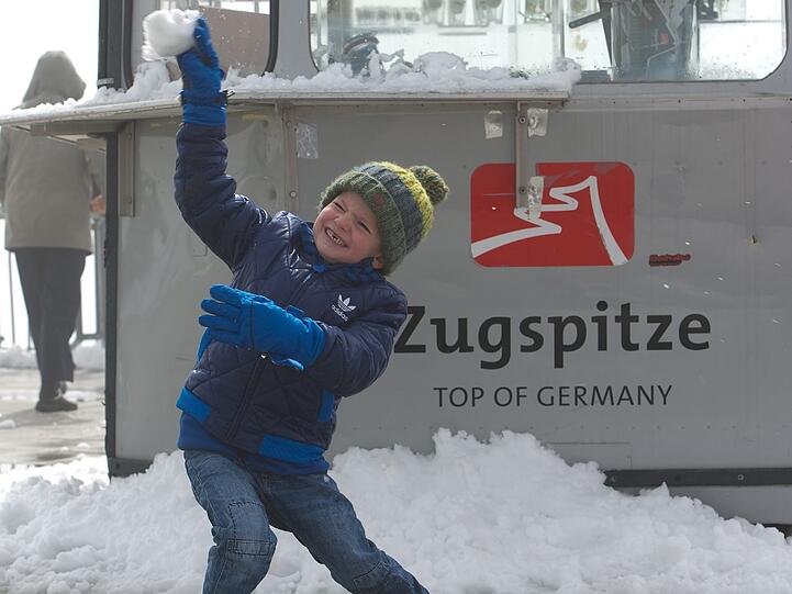 Mütze, Handschuhe und Winterjacke: Kleidungsstücke, auf die man derzeit auf der Zugspitze nicht verzichten sollte.