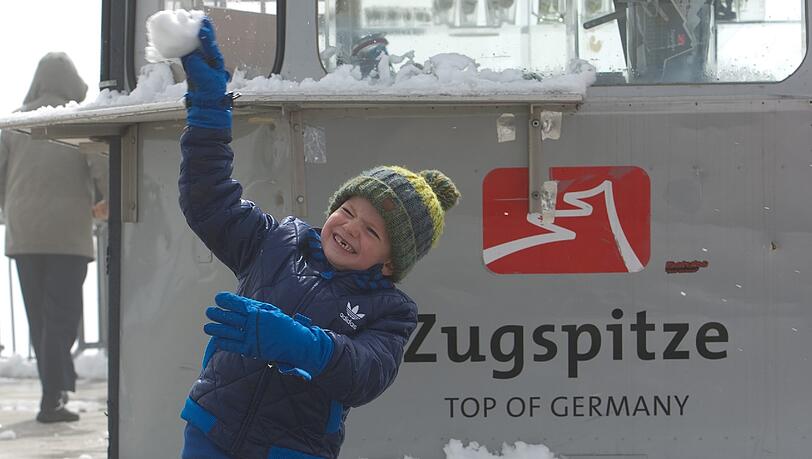 Mütze, Handschuhe und Winterjacke: Kleidungsstücke, auf die man derzeit auf der Zugspitze nicht verzichten sollte. Mütze, Handschuhe und Winterjacke: Kleidungsstücke, auf die man derzeit auf der Zugspitze nicht verzichten sollte.