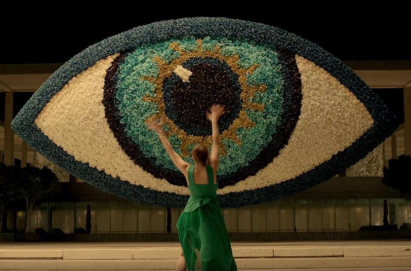 Tänzerin und Schauspielerin Margaret Qualley darf in dem Werbevideo des neuen Parfums "World" von Kenzo mal so richtig ausrasten.
