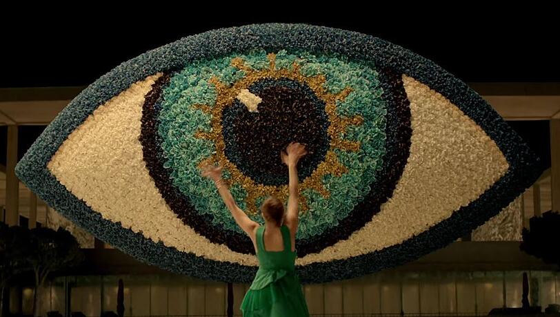 Tänzerin und Schauspielerin Margaret Qualley darf in dem Werbevideo des neuen Parfums "World" von Kenzo mal so richtig ausrasten. Tänzerin und Schauspielerin Margaret Qualley darf in dem Werbevideo des neuen Parfums "World" von Kenzo mal so richtig ausrasten.