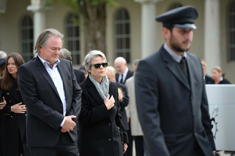 Thomas Käfer (Sohn) und Roswitha Käfer (Schwester) im Trauerzug hinter dem Sarg