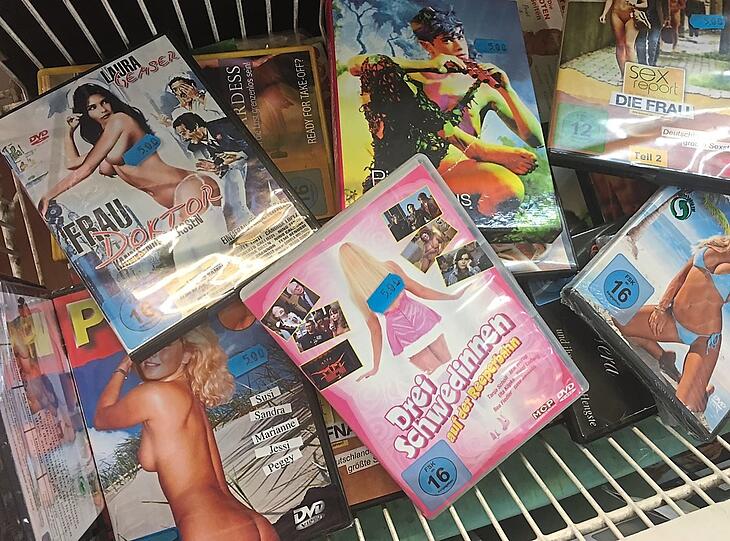 "Frau Doktor kann's nicht lassen ein": Im Ausverkaufs-Wühlkorb finden sich noch allerlei Film(chen)titel aus diversen Jahrzehnten.
